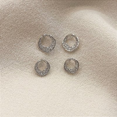Kit Brinco Minimalista Cisrculo Vazado 1º e 2º Furo Banhado Ródio
