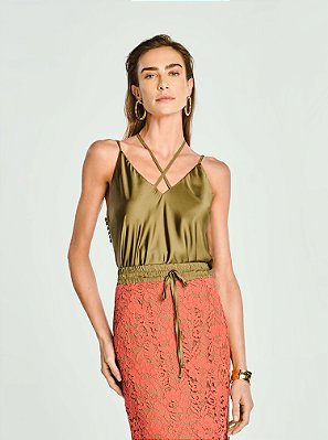 Regata Karen Acetinada Alça de Amarração Verde Oliva