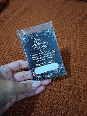 ÚLTIMA UNIDADE - 100 Mini Panfleto + 100 Mini Adesivos c/ Instagram e WhatsApp (está com erro de português no texto "e nos marcar" em vez de " e nos marque" )