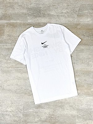 Camiseta Nike NSW Allover Print - DFR.Clothing