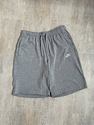 Bermuda Nike Club Cinza