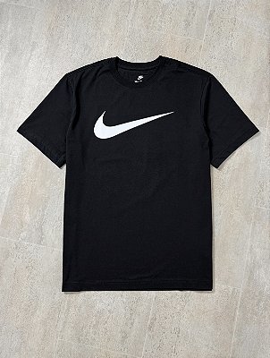 Camiseta Nike Sportswear Swoosh Preta