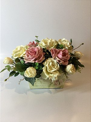 Arranjo de rosas em vaso de latão