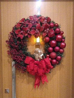 Guirlanda bolas vermelhas, lanterninha e esquilo