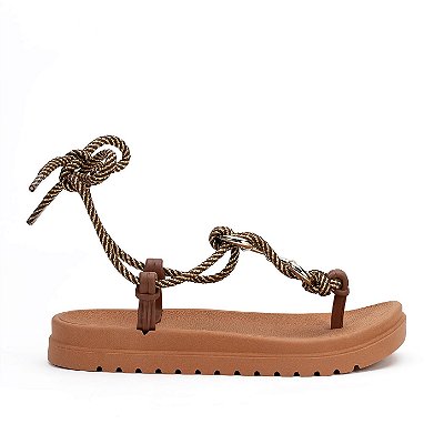 Sandália papete feminina flatform caramelo/marrom claro com fios cor de ouro de amarrar com detalhes em metal