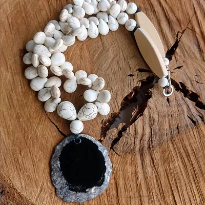 Colar espiral Howlita