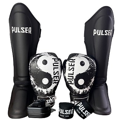 SUPER KIT LUVA 10OZ + CANELEIRA G/30MM + BANDAGEM + BUCAL - PRETO YNG YANG - PULSER