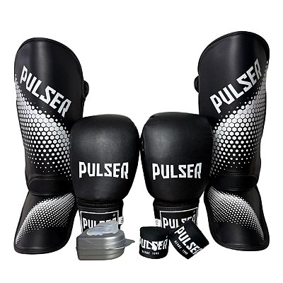 KIT LUVA 12OZ + CANELEIRA M/20MM + BANDAGEM + BUCAL - PRETO BRANCO MINIMAL - PULSER