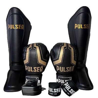 SUPER KIT LUVA 14OZ + CANELEIRA M/30MM + BANDAGEM + BUCAL - PRETO DOURADO IRON - PULSER