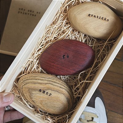 Caixa de Madeira com Seixos do Desejo – "Não são só palavras"