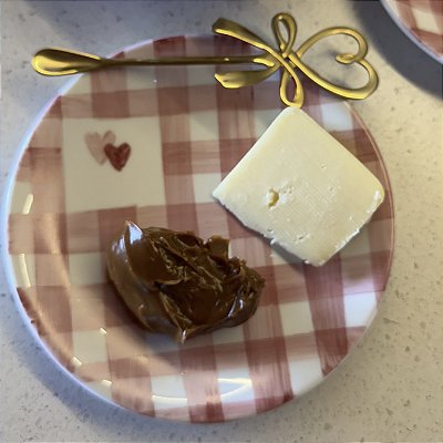 Pratinhos de Pão Pintados à Mão - Xadrez com Detalhe em Coração