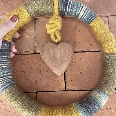Guirlanda de Lã com Coração de Madeira - Decoração Encantadora para Todo o Ano