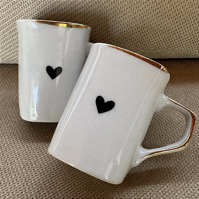 Caneca de Porcelana com Coração Preto, Frase Escrita à Mão e Detalhes em Ouro – 150ml | To Home Decoração