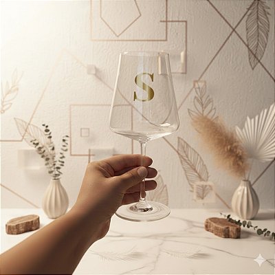 Taça de Cristal Allure Bordeaux com Inicial em Ouro – 620ml | Personalizada e Artesanal