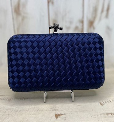 CLUTCH ACETINADA COM DETALHE TRESSE AZUL MARINHO