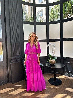 VESTIDO LONGO BABADO EM DETALHE DE RENDA EM FORMATO GEOMÉTRICOS BUSTO EM V MANGA BUFANTE  FUCSIA