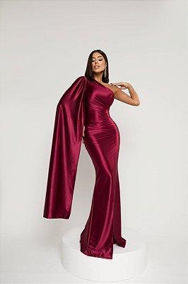 VESTIDO LONGO CETIM COM TOQUE DE SEDA UM OMBRO SO COM CAPA DRAPEADO E FENDA LATERAL FUCSIA