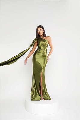 VESTIDO LONGO CETIM COM TOQUE DE SEDA UM OMBRO SO COM CAPA DRAPEADO E FENDA LATERAL VERDE  MILITAR