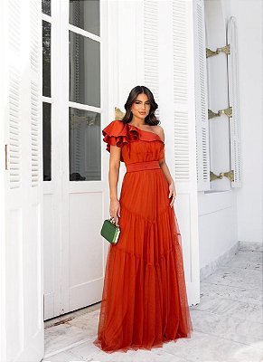 VESTIDO LONGO MICROTULE COM CETIM UM OMBRO SÓ SAIA EM CAMADAS TERRA COTA