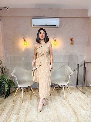 VESTIDO NEW MIDI UM OMBRO SÓ BORDADO COM BABADO ASSIMÉTRICO NUDE