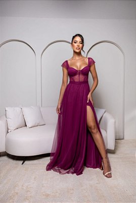VESTIDO LONGO MICROTULE  ESTILO CORPETE MANGA OMBRO A OMBRO FENDA LATERAL FUCSIA