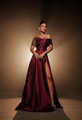 VESTIDO LONGO ZIBELINE OMBRO A OMBRO COM FLOR REMOVIVEL FENDA LATERAL MARSALA