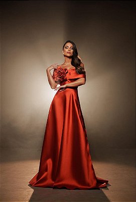 VESTIDO LONGO ZIBELINE OMBRO A OMBRO COM FLOR REMOVIVEL FENDA LATERAL TERRA COTA