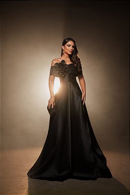 VESTIDO LONGO ZIBELINE OMBRO A OMBRO COM FLOR REMOVIVEL FENDA LATERAL PRETO