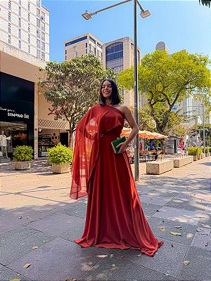 VESTIDO LONGO CHIFFON MANGA CAPA UM OMBRO SÓ FAIXA ACINTURADA TERRACOTA AX