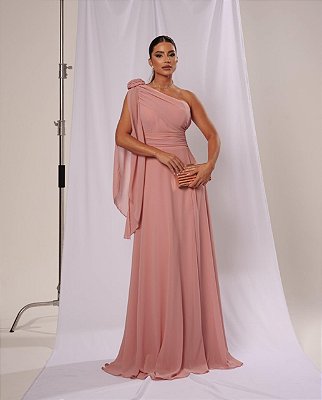 VESTIDO CREPE DE SEDA UM OMBRO DRAPEADO COM FLOR E CAPA ROSÊ