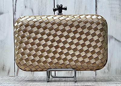 CLUTCH ACETINADA COM DETALHE TRESSE DOURADO