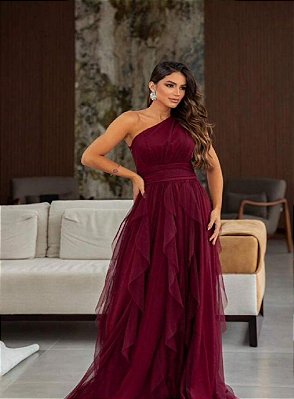 VESTIDO LONGO MICROTULE COM BRILHO UM OMBRO SÓ COM DETALHE DRAPEADO NA CINTURA SAIA BABADO VERTICAL MARSALA