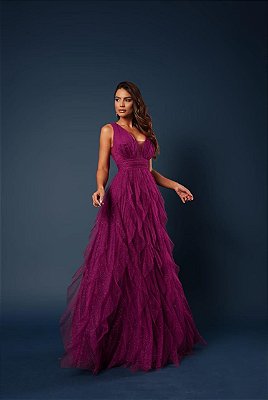 VESTIDO LONGO MICROTULE COM BRILHO SAIA EM CAMADAS VERTICAIS ALÇA LARGA FUCSIA
