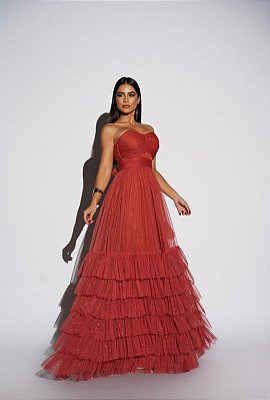 VESTIDO LONGO MICROTULE C/ GLITTER TOMARA QUE CAIA COM AMARRAÇÃO SAIA COM BABADOS TERRACOTA