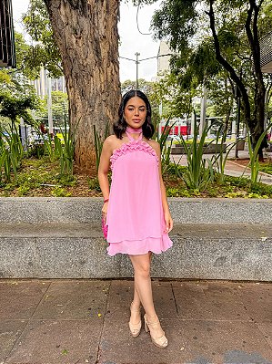 VESTIDO CURTO CHIFFON FRENTE ÚNICA AMARRAÇÃO DETALHES DE BABADOS E CAMADAS ROSA CHICLETE