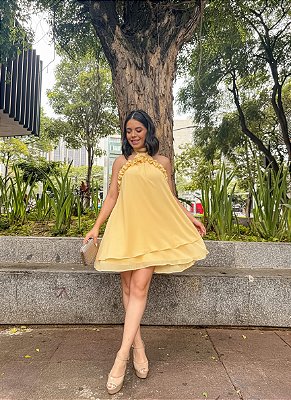 VESTIDO CURTO CHIFFON FRENTE ÚNICA AMARRAÇÃO DETALHES DE BABADOS E CAMADAS AMARELO MANTEIGA