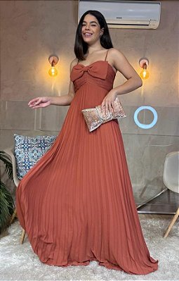 VESTIDO LONGO CHIFFON DE ALCINHA SAIA PLISSADA COM BUSTO DRAPEADO COM DETALHE LAÇO TERRA COTA