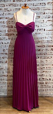 VESTIDO LONGO CHIFFON DE ALCINHA SAIA PLISSADA COM BUSTO DRAPEADO COM DETALHE LAÇO FUCSIA
