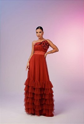VESTIDO LONGO MICROTULE DECOTE RETO COM FLOR NO BUSTO SAIA COM BABADOS TERRA COTA