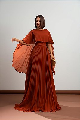 VESTIDO LONGO PLISSADO COM MANGA CAPA TERRA COTA