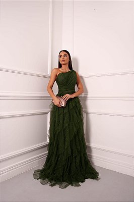 VESTIDO LONGO MICROTULE UM OMBRO SÓ PALA CINTURA SAIA EM CAMADAS VERTICAIS COM VOLUME E BRILHO VERDE OLIVA