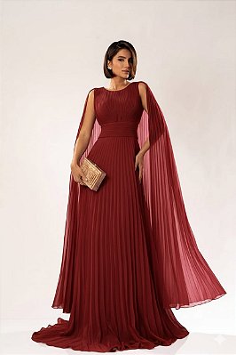 VESTIDO LONGO CHIFFON PLISSADO ACINTURADO COM MANGA CAPA MARSALA