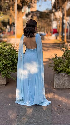 VESTIDO LONGO CHIFFON PLISSADO ACINTURADO COM MANGA CAPA AZUL SERENETY