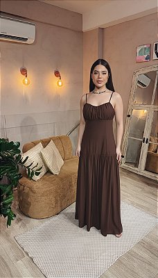 VESTIDO LONGO MICROTULE LISO COM RECORTE NA BARRA MARROM