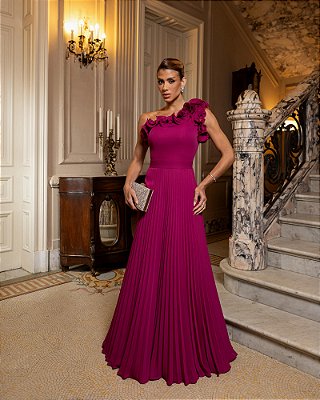 VESTIDO CHIFFON COM DETALHE BABADO OMBRO SÓ SAIA PLISSADA  FUCSIA