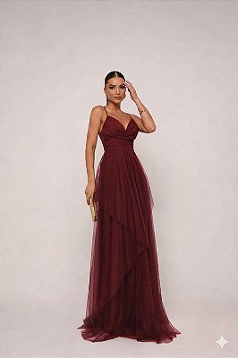 VESTIDO MICROTULE DE ALCINHA COM BUSTO DRAPEADO E SAIA COM CAMADAS MARSALA