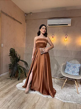 VESTIDO LONGO ZIBELINE TOMARA QUE CAIA FAIXA ACINTURADA E FENDA MARROM