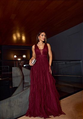 VESTIDO LONGO MICROTULE COM BRILHO SAIA EM CAMADAS VERTICAIS ALÇA LARGA  MARSALA