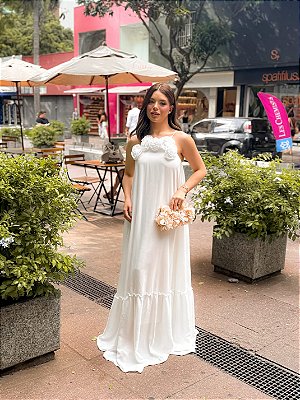 VESTIDO CHIFFON ALCINHA COM DETALHE FLORES ACIMA DO BUSTO SAIA COM CORTE BRANCO