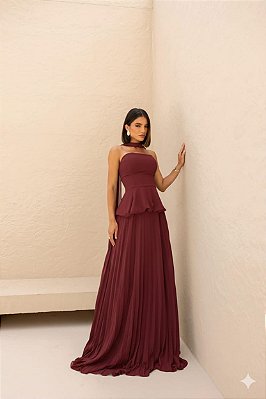 VESTIDO LONGO DECOTE CORAÇÃO COM RECORTE NA CINTURA DETALHE BABADO PEPLUM E SAIA PLISSADA MARSALA